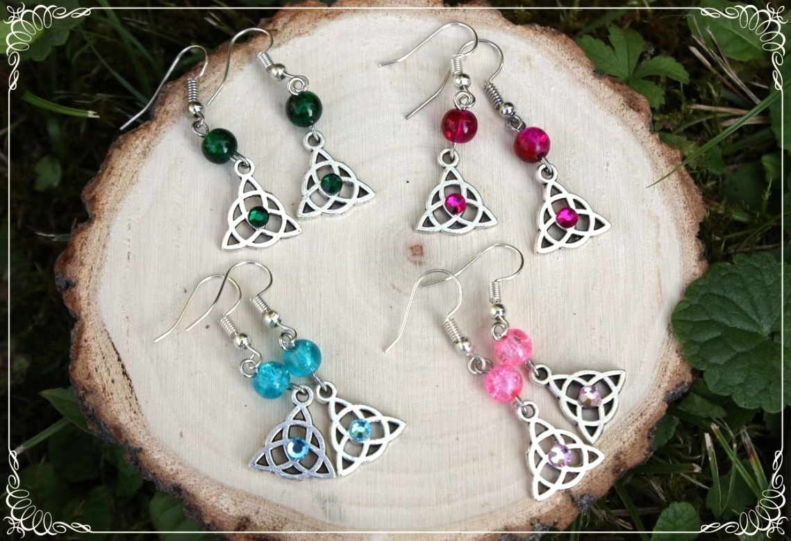 Boucles d'oreilles celtiques "Triquetras cerclés et perles"
