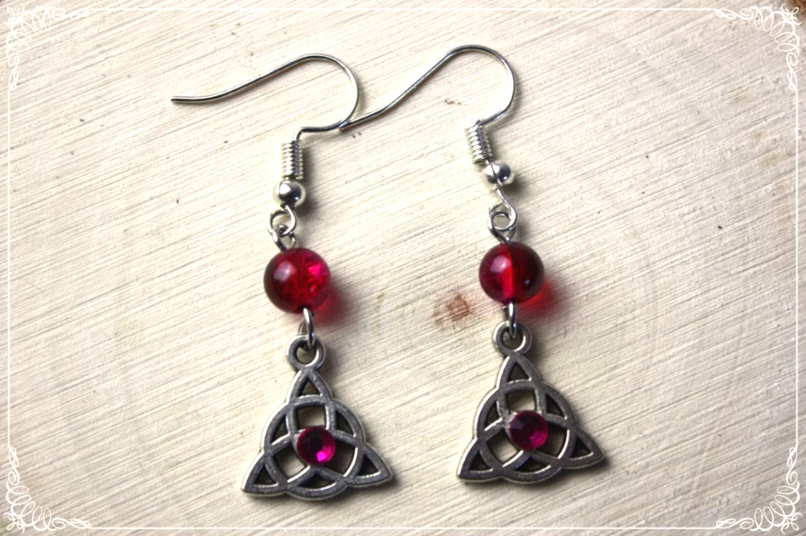 Boucles d'oreilles celtiques "Triquetras cerclés et perles"