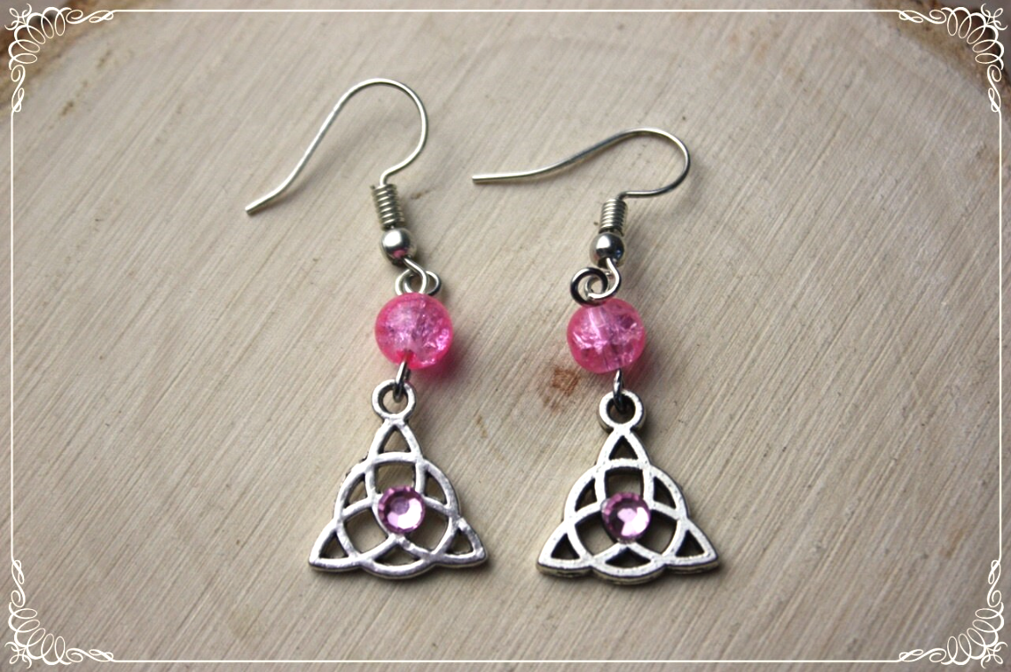 Boucles d'oreilles celtiques "Triquetras cerclés et perles"