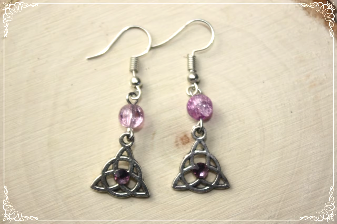 Boucles d'oreilles celtiques "Triquetras cerclés et perles"