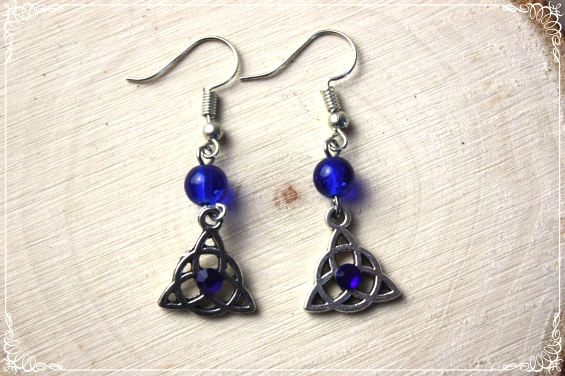 Boucles d'oreilles celtiques "Triquetras cerclés et perles"