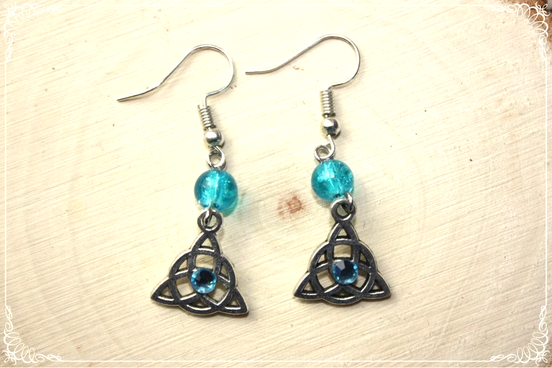 Boucles d'oreilles celtiques "Triquetras cerclés et perles"