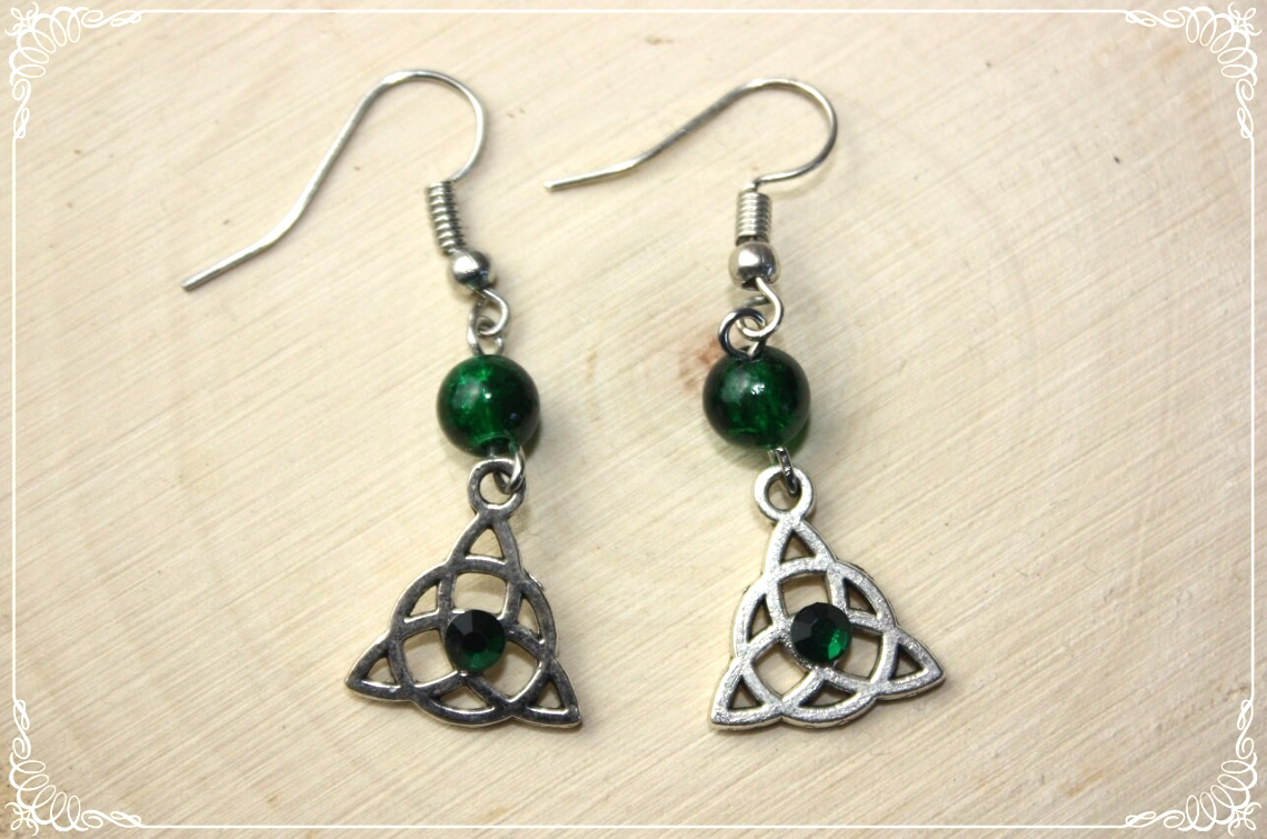 Boucles d'oreilles celtiques "Triquetras cerclés et perles"
