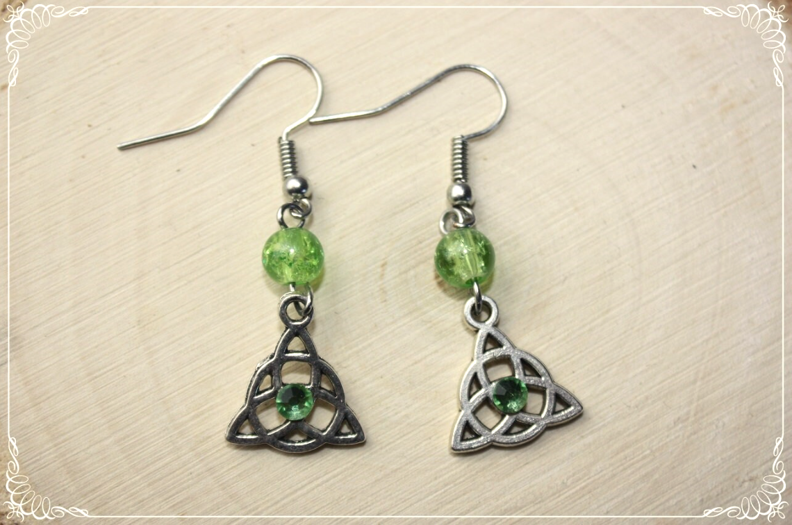 Boucles d'oreilles celtiques "Triquetras cerclés et perles"