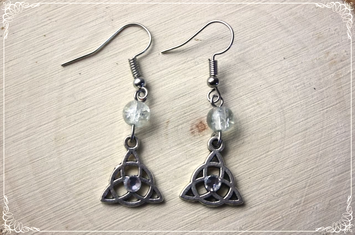 Boucles d'oreilles celtiques "Triquetras cerclés et perles"
