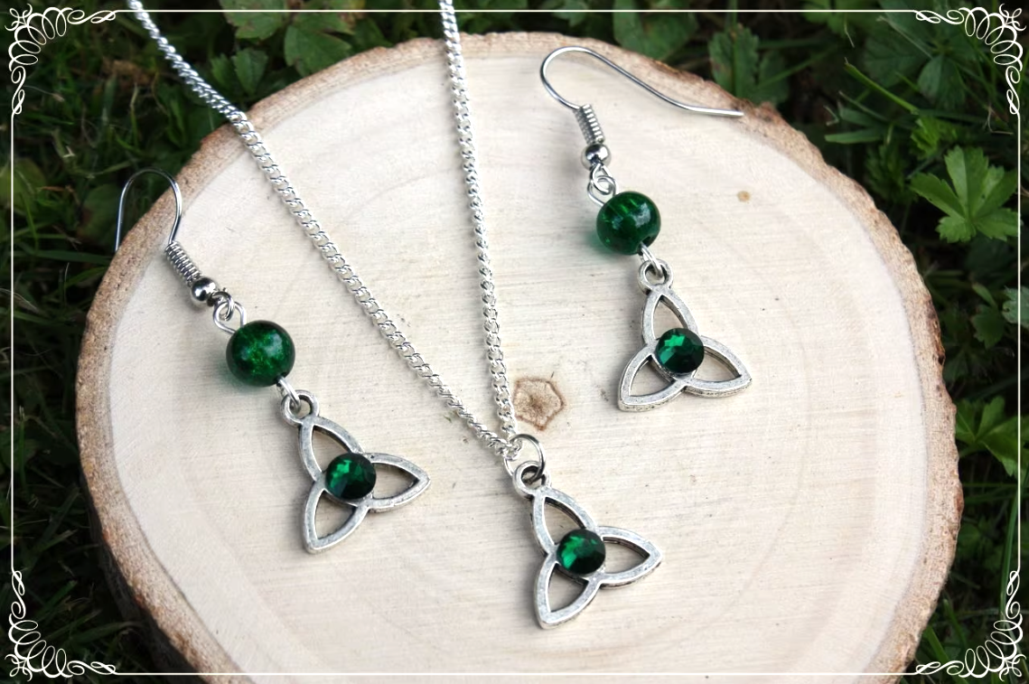 Boucles d'oreilles celtiques "Triquetras et perles"