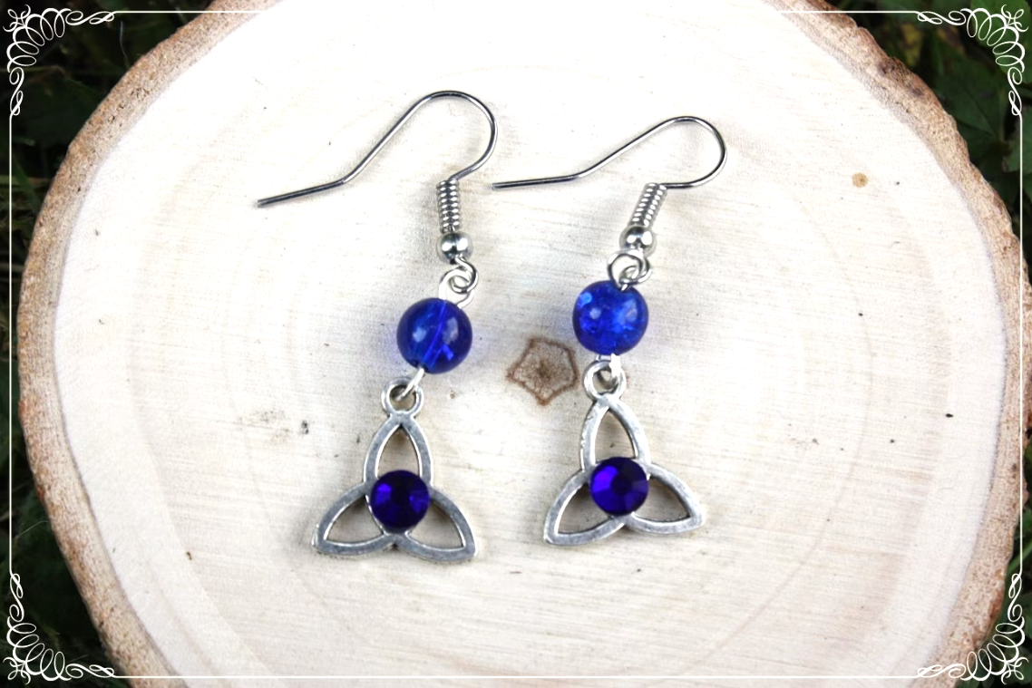 Boucles d'oreilles celtiques "Triquetras et perles"