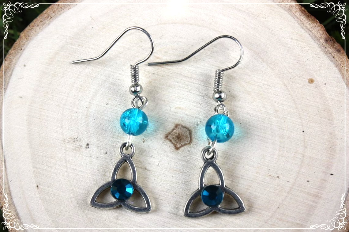Boucles d'oreilles celtiques "Triquetras et perles"
