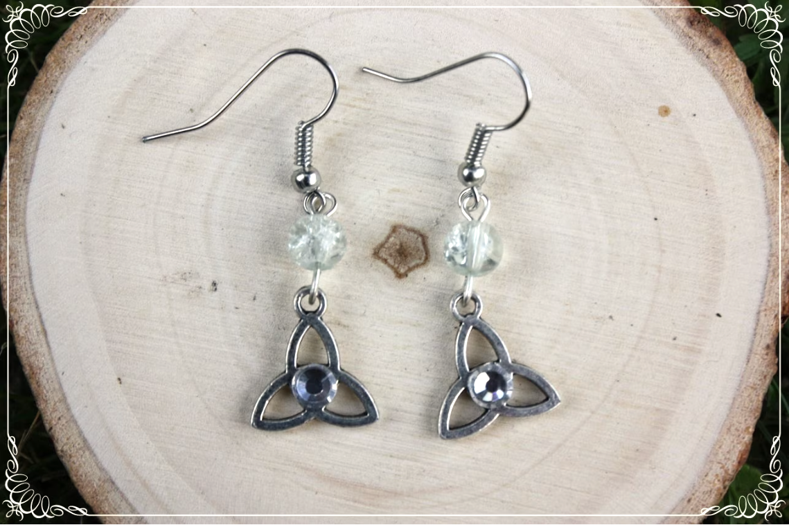 Boucles d'oreilles celtiques "Triquetras et perles"