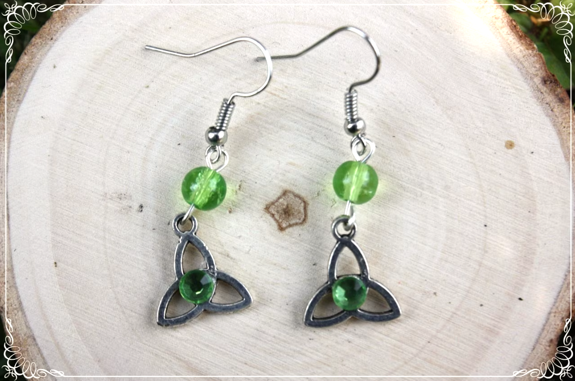 Boucles d'oreilles celtiques "Triquetras et perles"