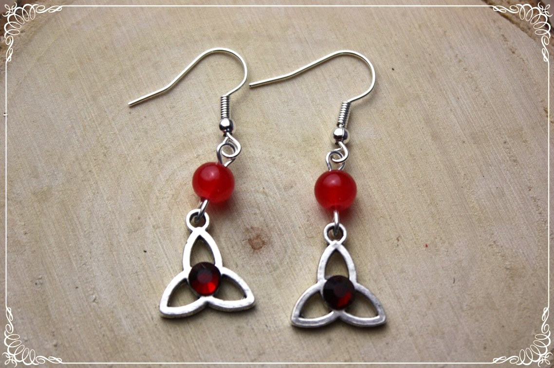 Boucles d'oreilles celtiques "Triquetras et perles"