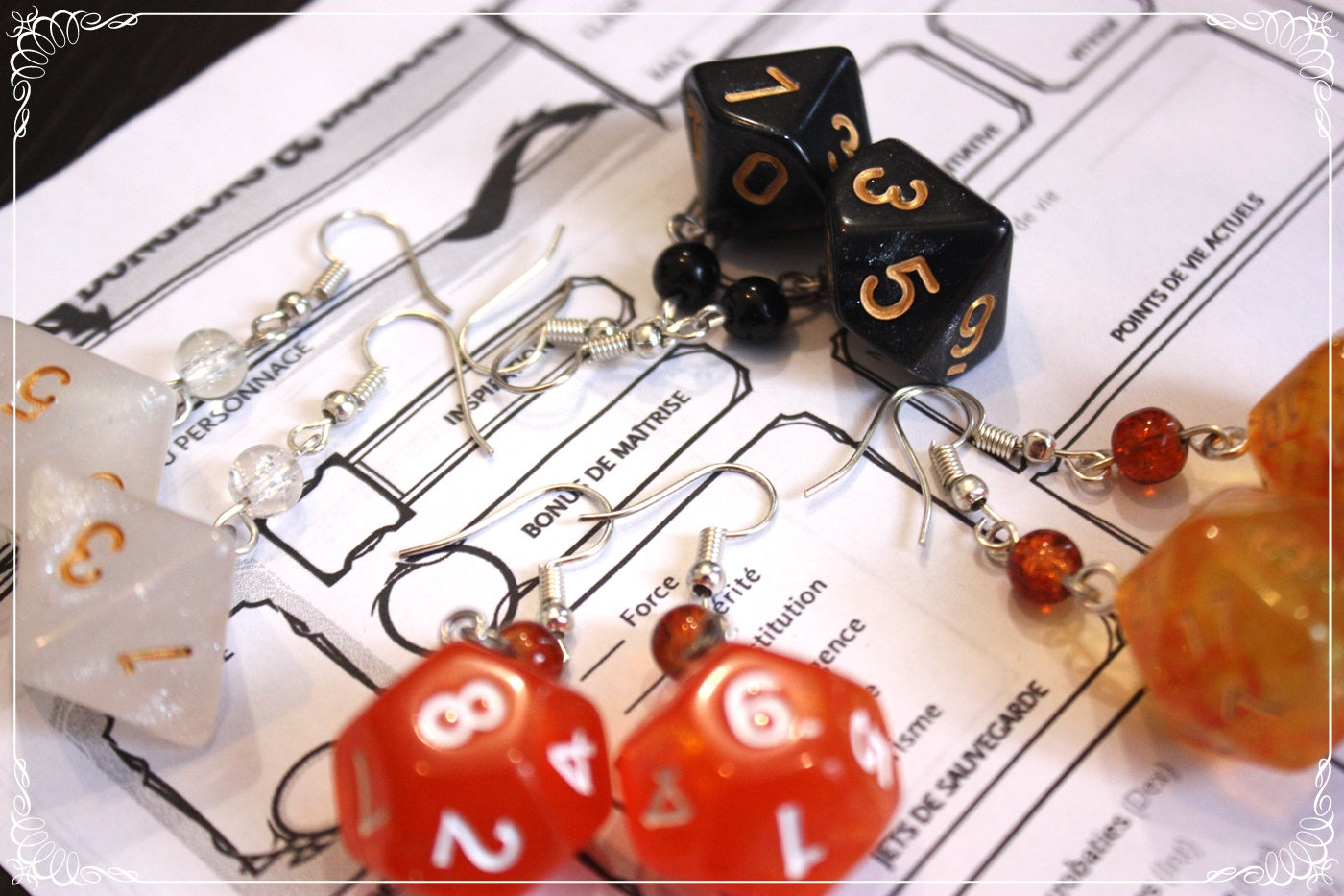 Boucles d'oreilles "Dés JDR - Blanc - Noir - Jaune - Orange "
