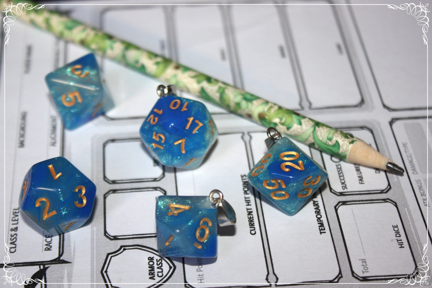 Pendentifs "Dés JDR - Bleus "