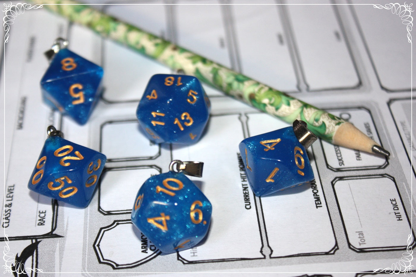 Pendentifs "Dés JDR - Bleus "