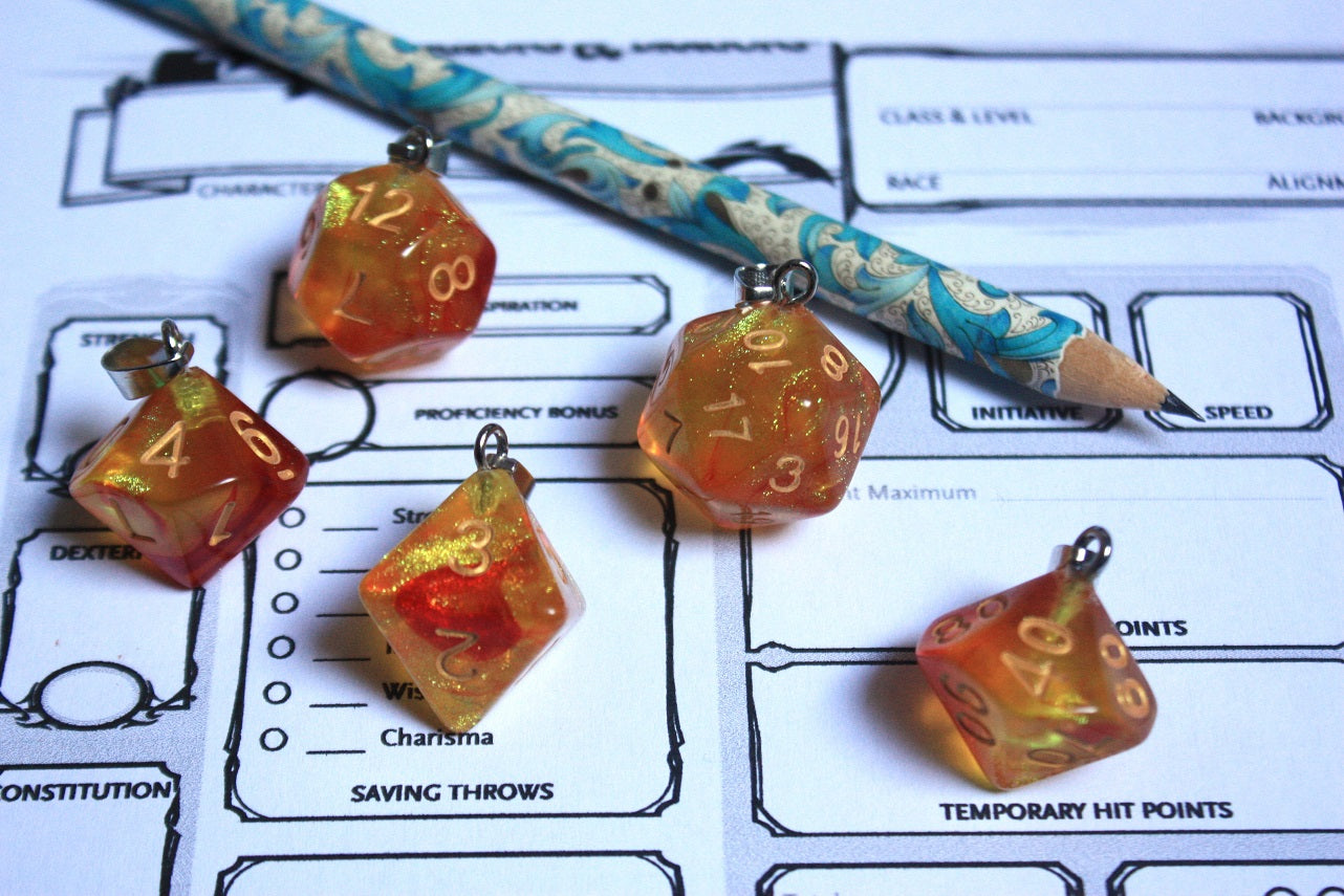 Pendentifs "Dés JDR - Blanc - Noir - Orange"