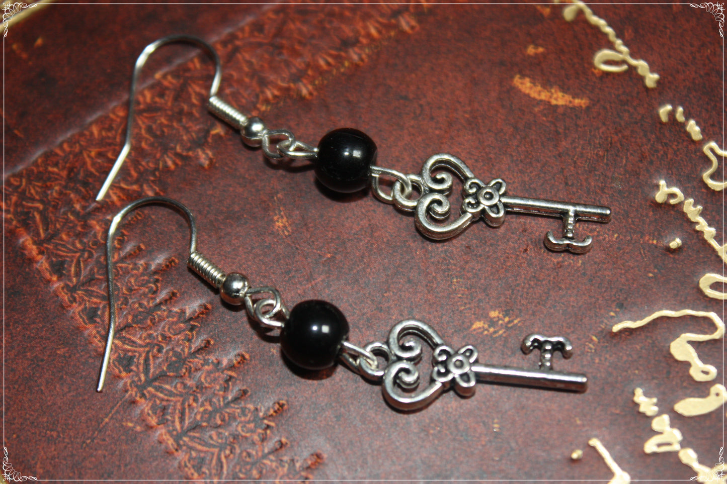 Boucles d'oreilles pendantes argentées "clés et perles"