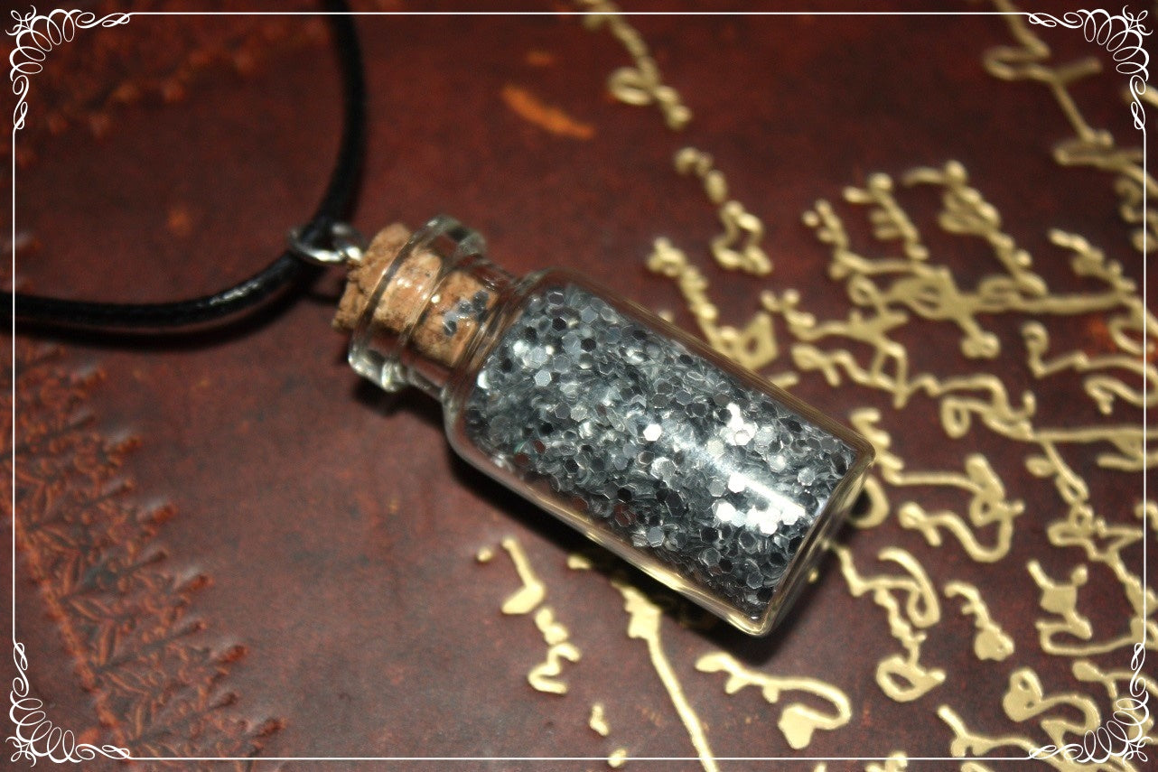Pendentifs "Fioles blanches grises argentées"