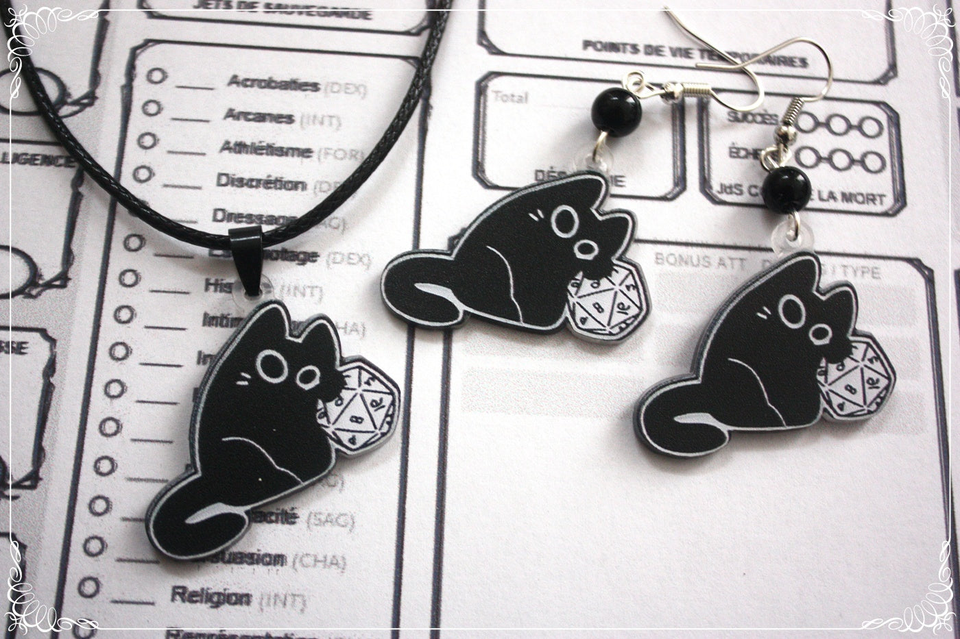 Pendentifs chats et dés jeux de rôle