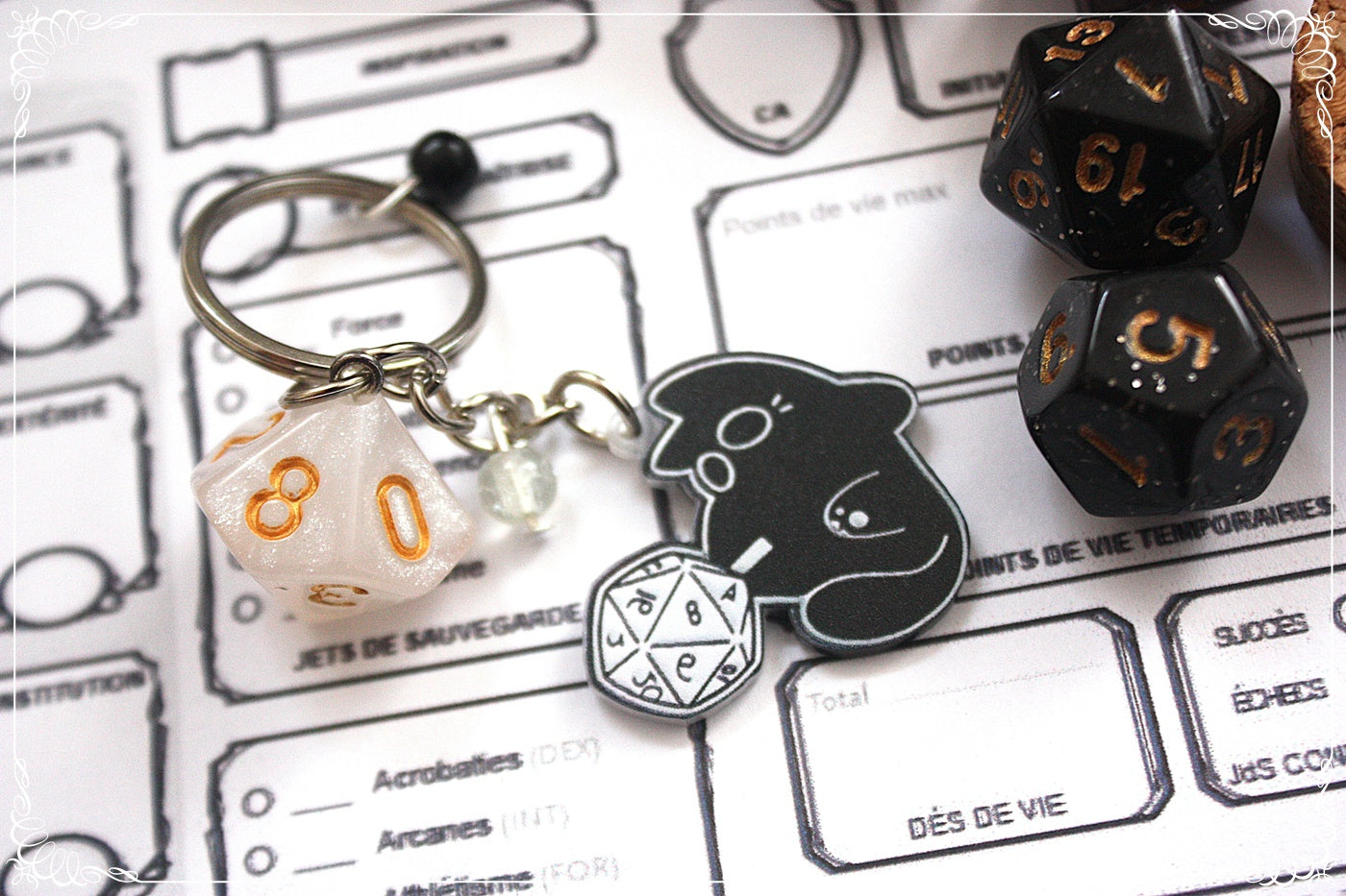 Porte-clés chats et dés jeux de rôle