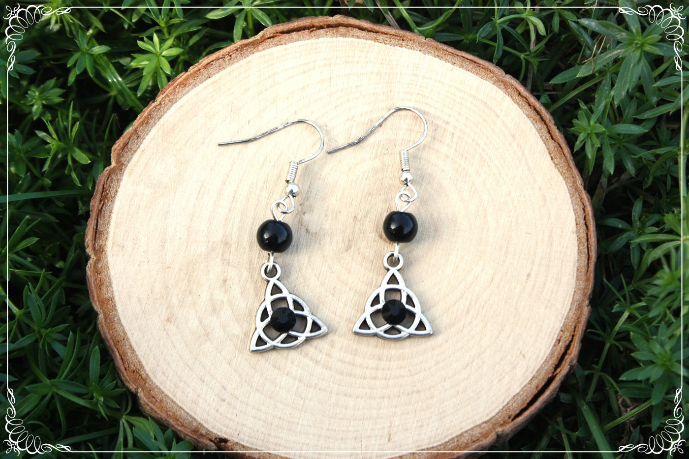 Boucles d'oreilles celtiques "Triquetras cerclés et perles"