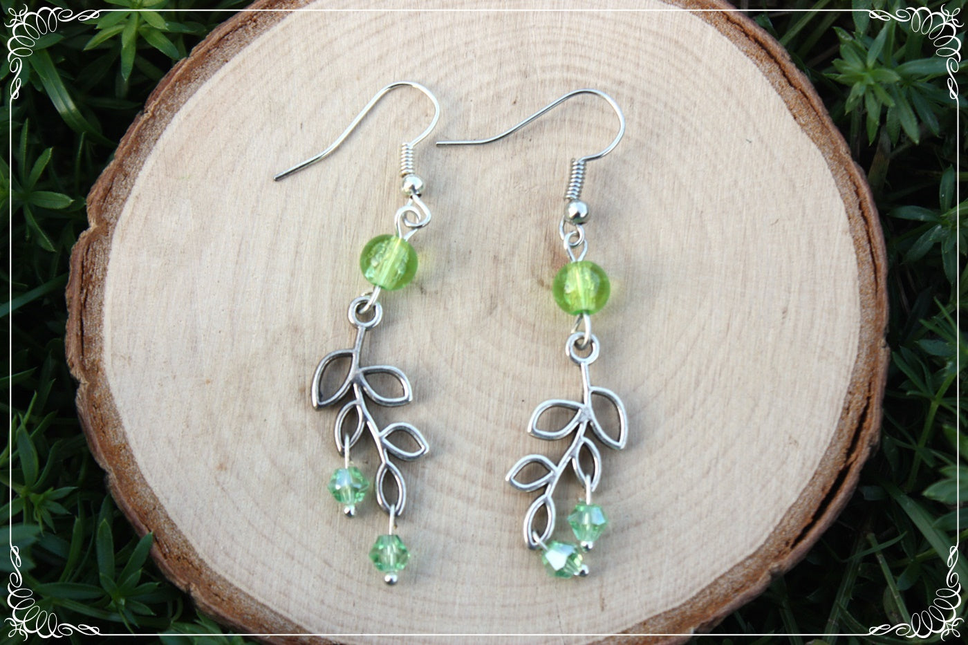 Boucles d'oreilles pendantes "Petites feuilles de lauriers argentées et perles"