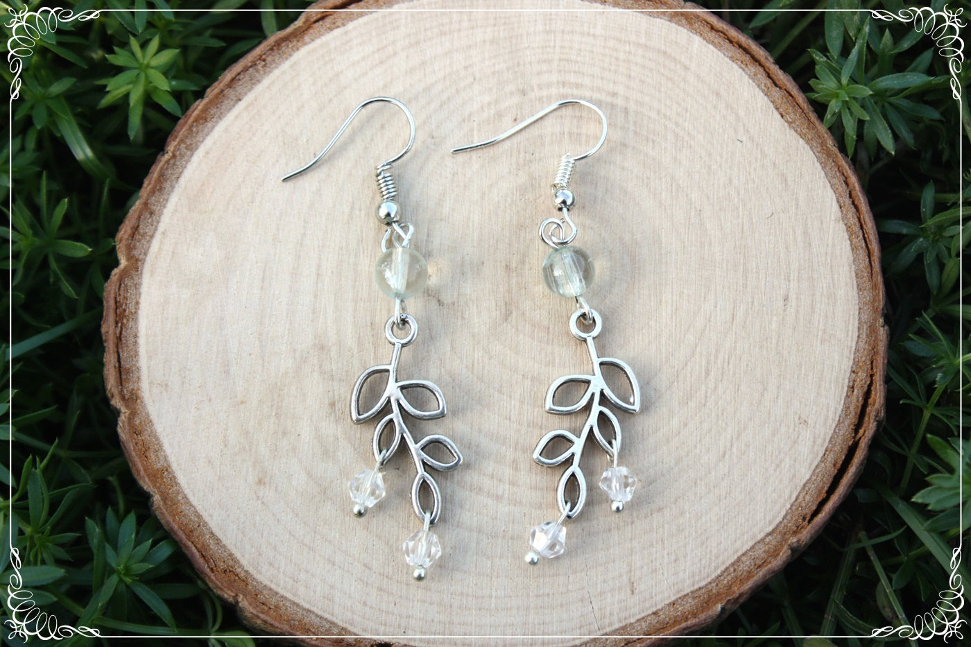 Boucles d'oreilles pendantes "Petites feuilles de lauriers argentées et perles"