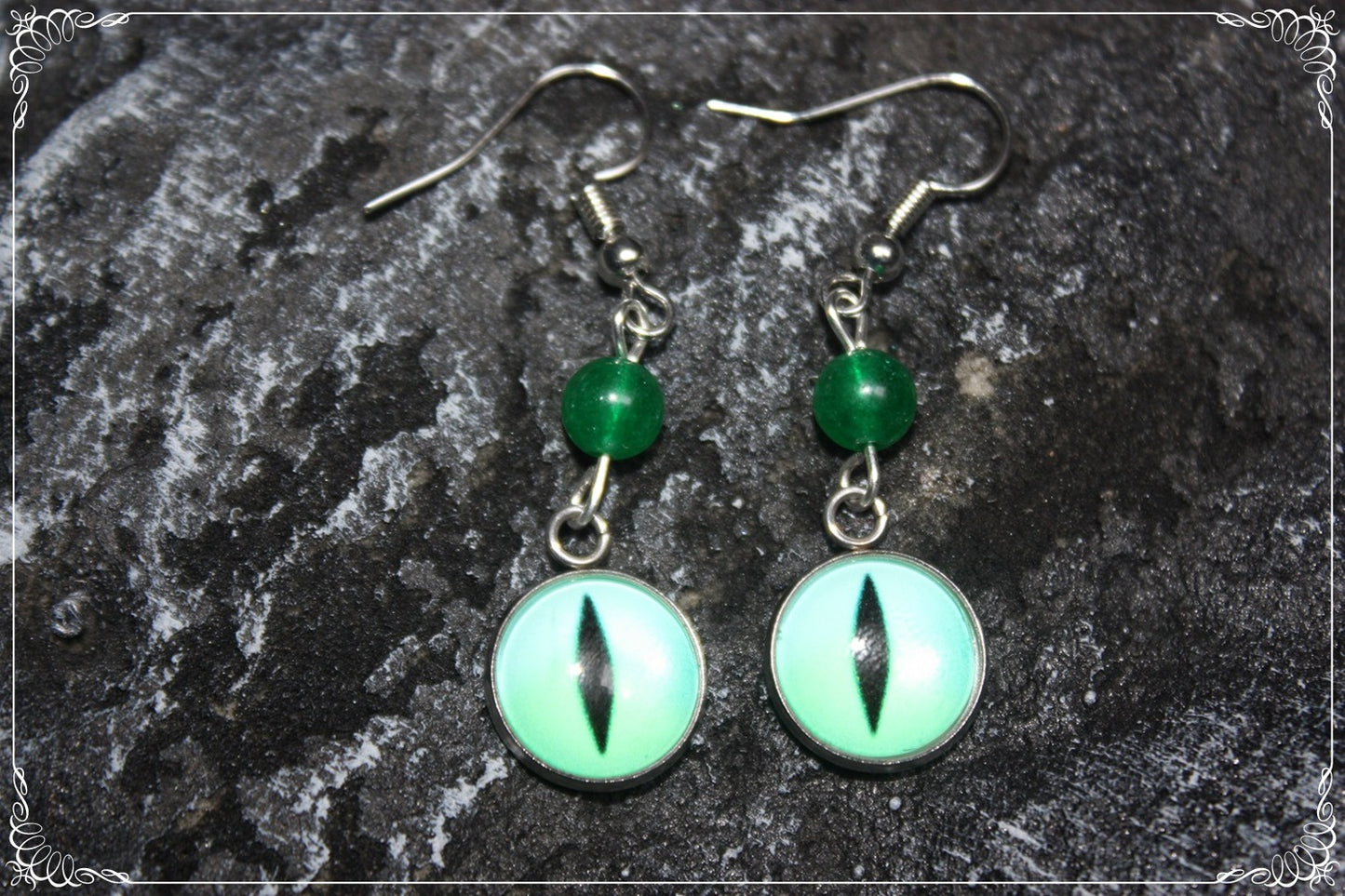 Boucles d'oreilles "Oeil de dragon et perles - Vert "