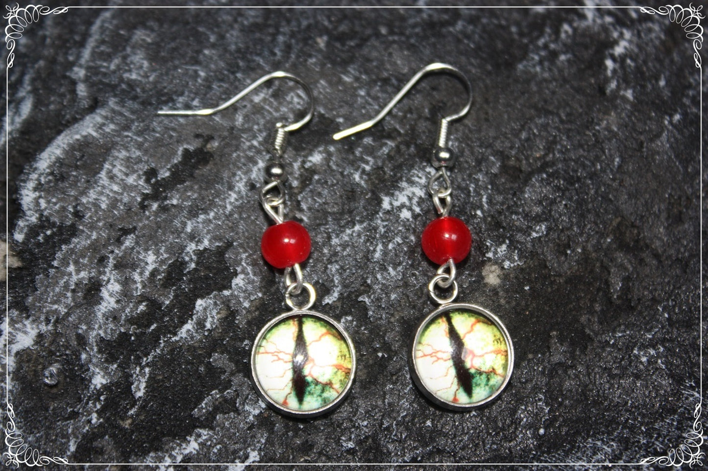 Boucles d'oreilles "Oeil de dragon et perles - Vert "