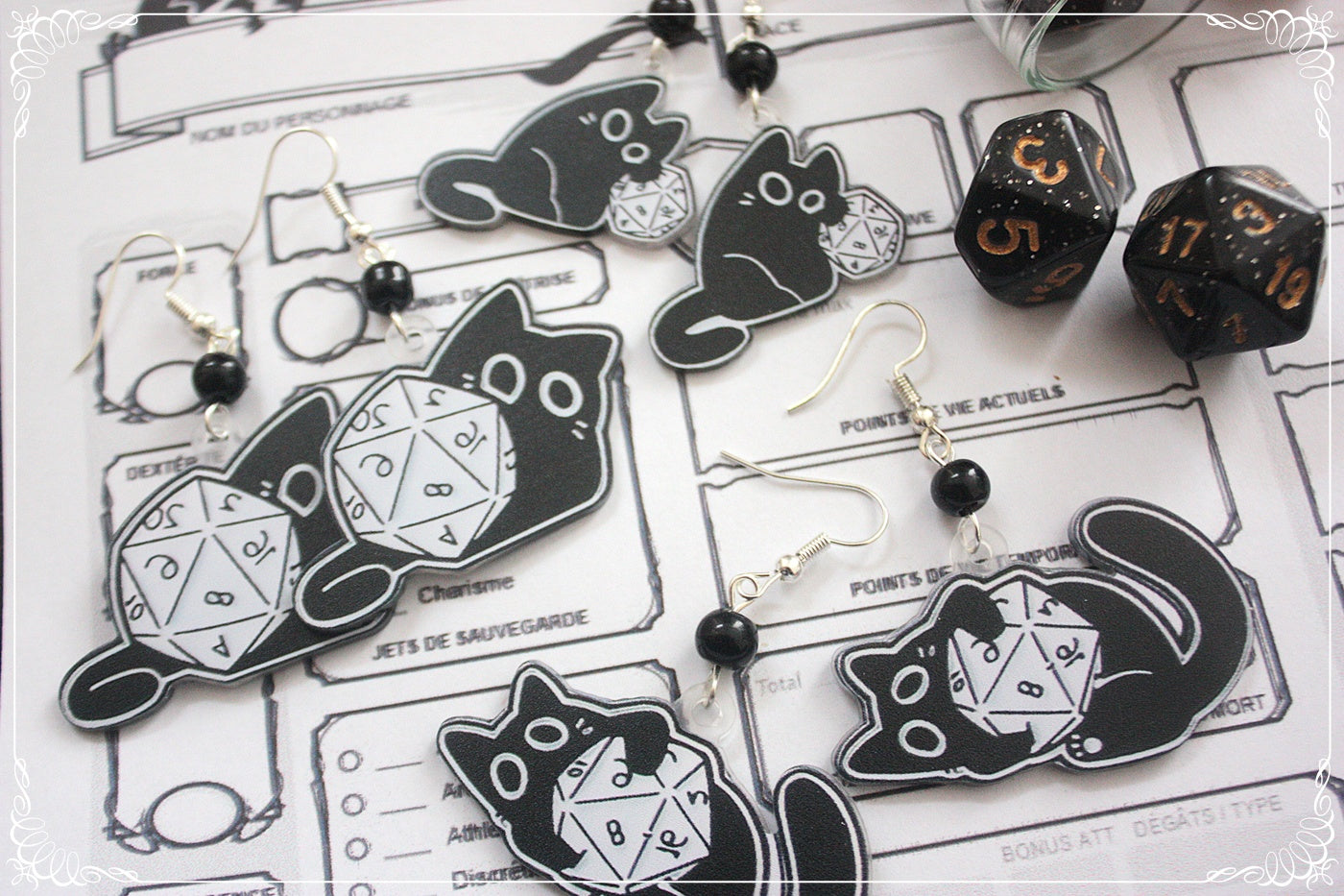 Boucles d'oreilles chats et dés jeux de rôle