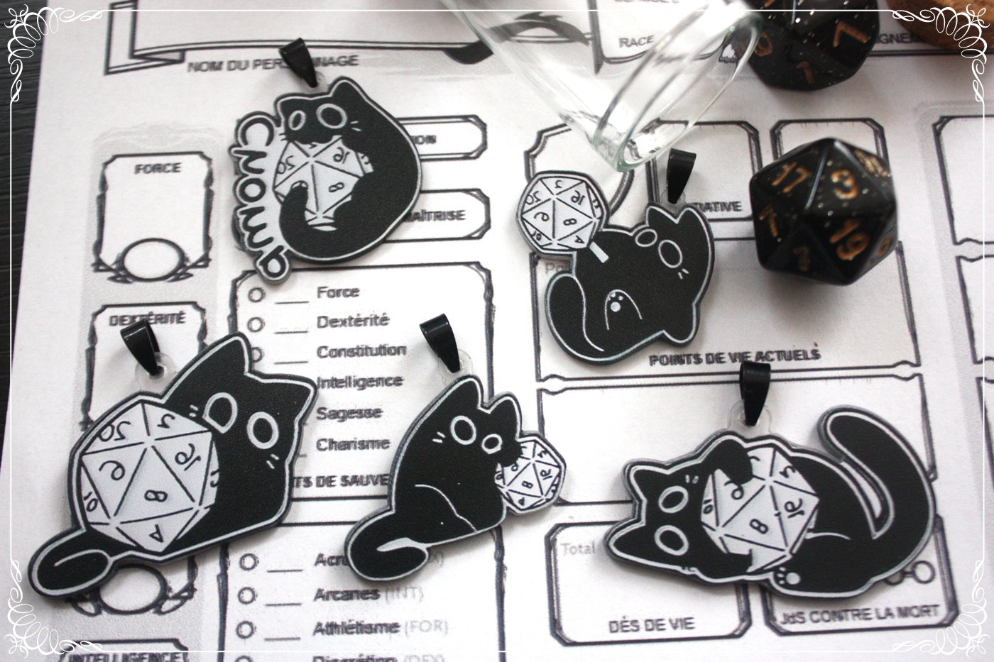 Pendentifs chats et dés jeux de rôle