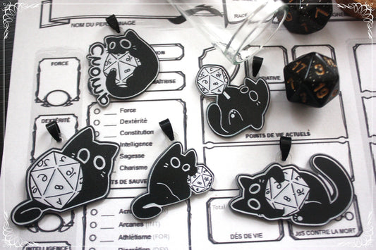 Pendentifs chats et dés jeux de rôle