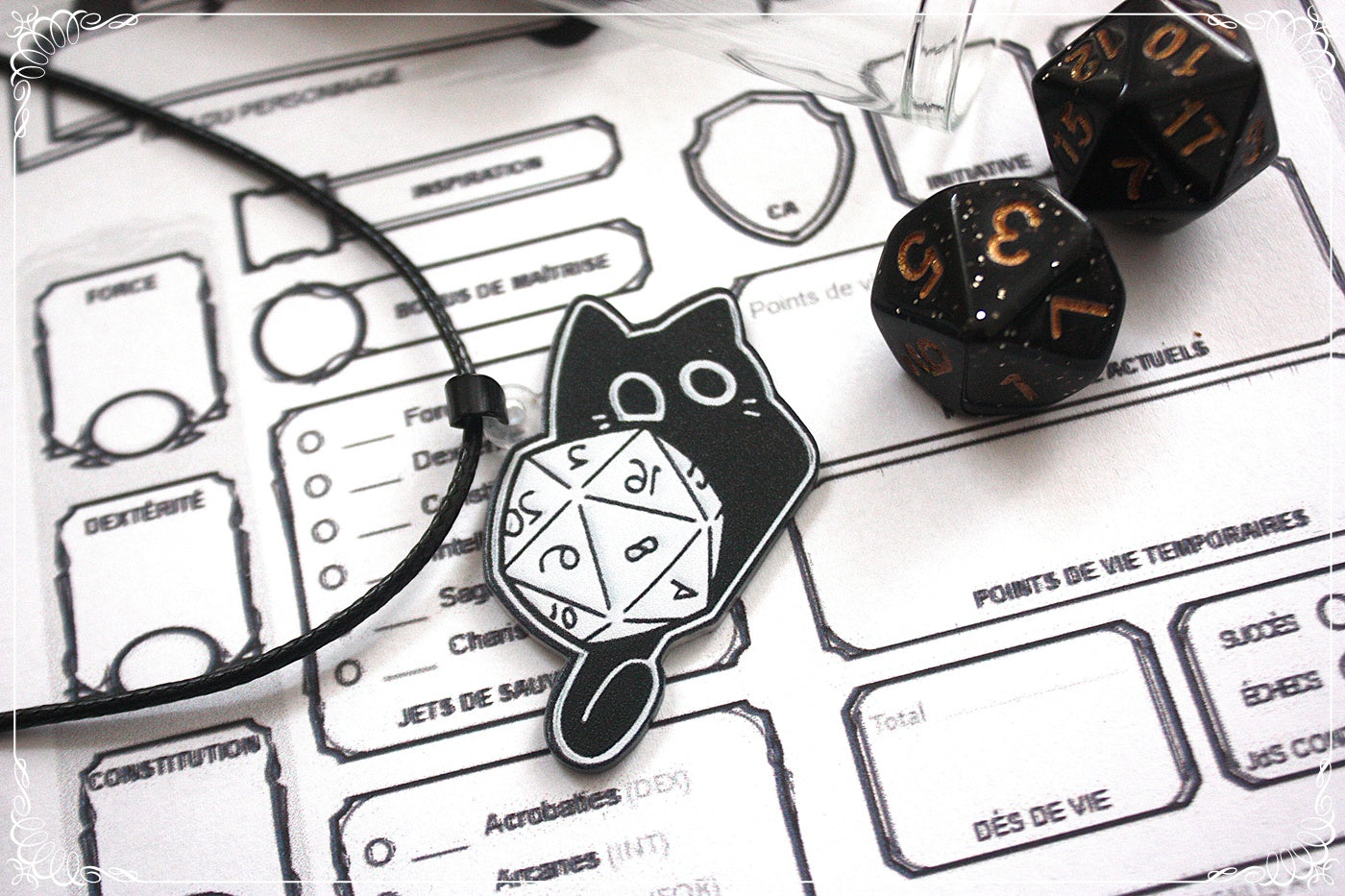 Pendentifs chats et dés jeux de rôle
