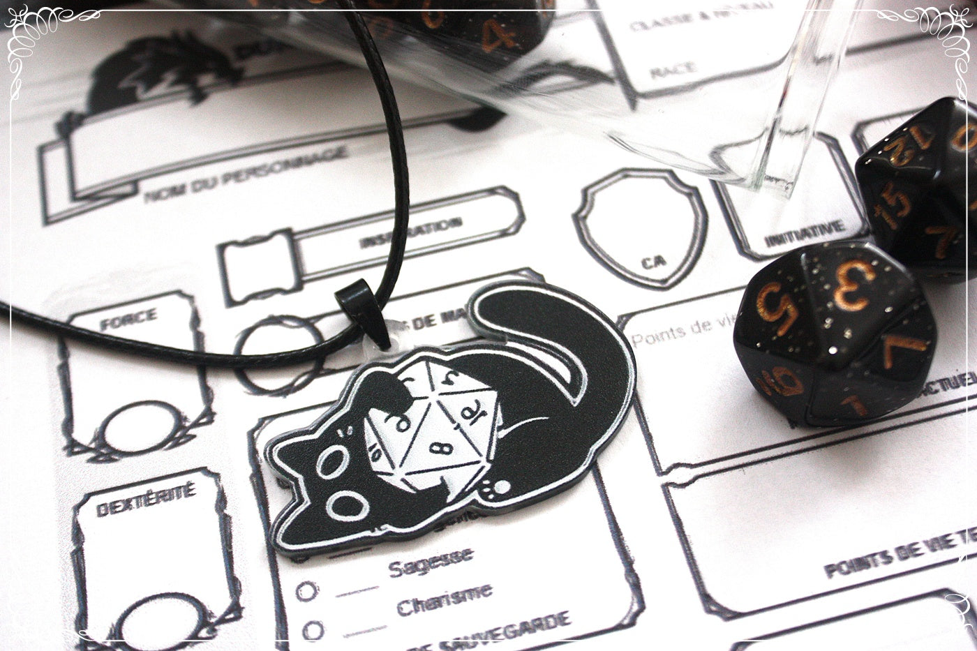 Pendentifs chats et dés jeux de rôle