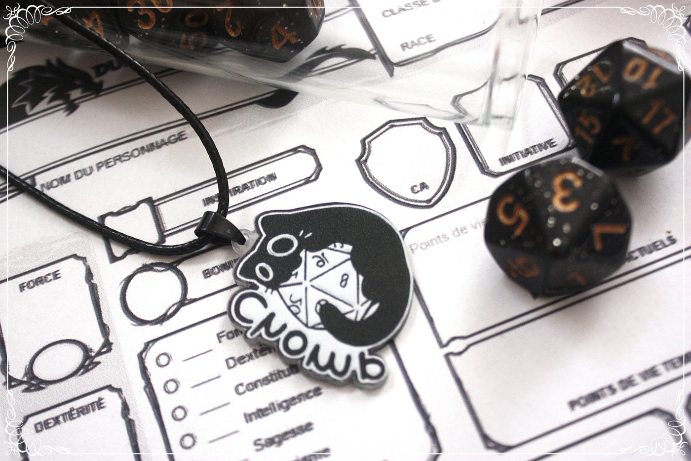 Pendentifs chats et dés jeux de rôle