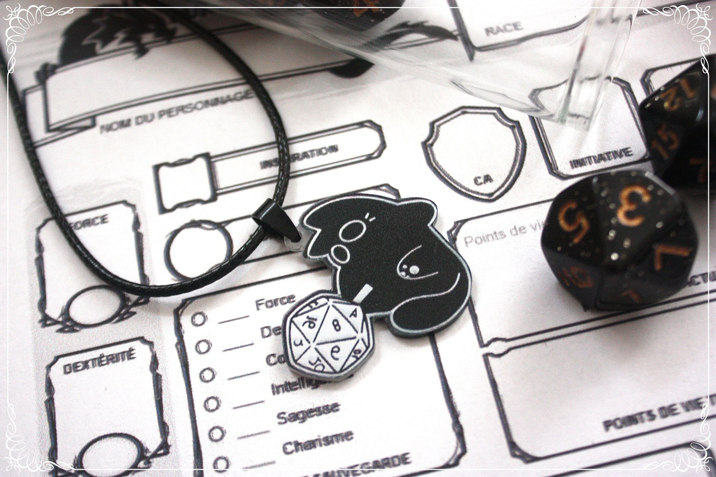 Pendentifs chats et dés jeux de rôle