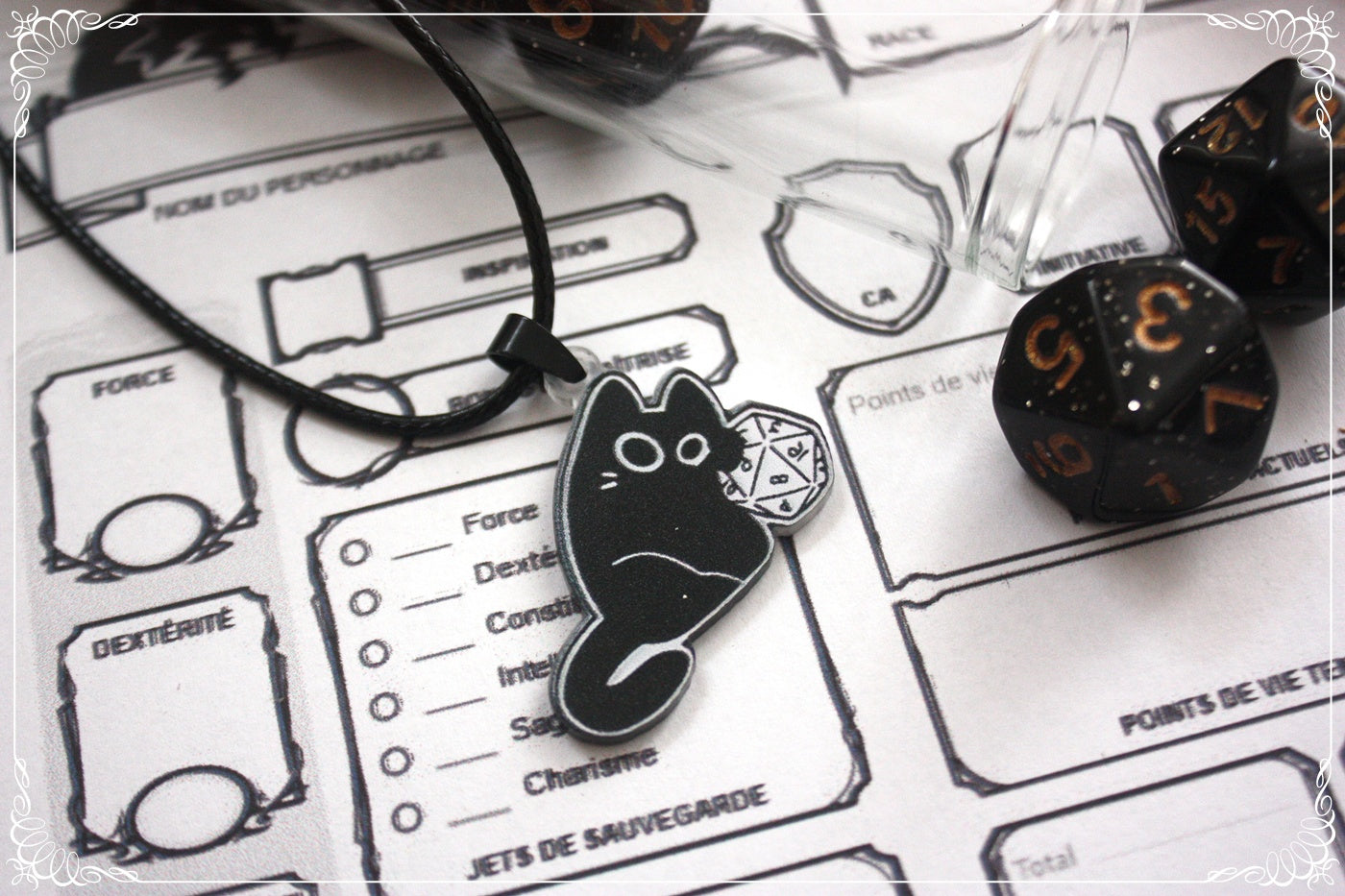 Pendentifs chats et dés jeux de rôle