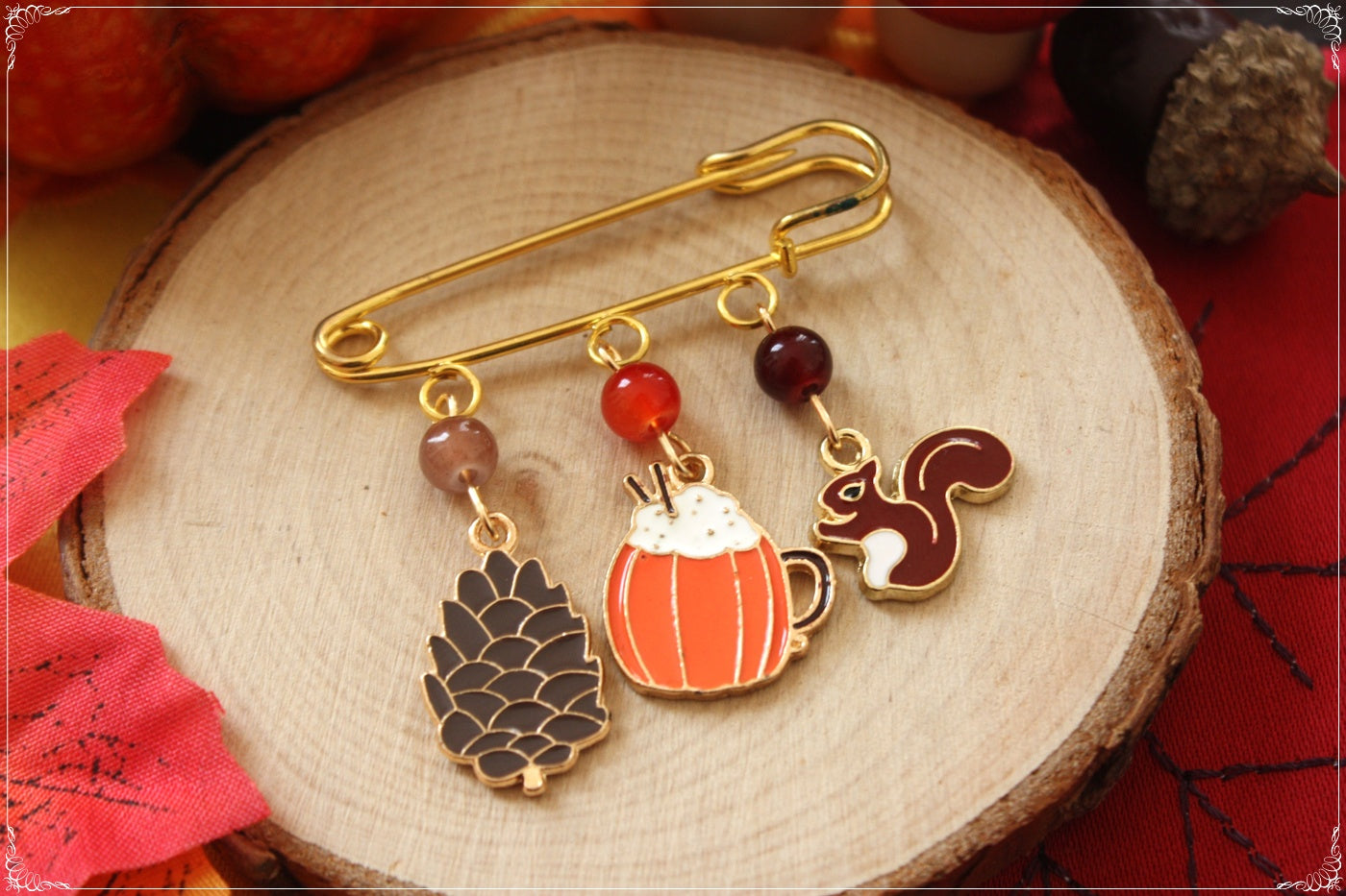 Epingles - Broches Automne feuilles érables citrouille écureuil pomme de pin gland pumpkin spice latte