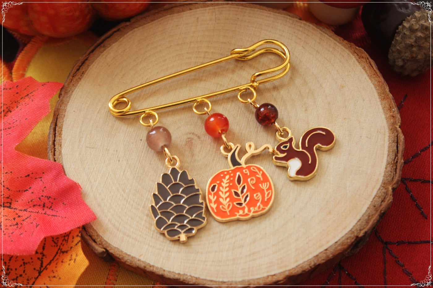 Epingles - Broches Automne feuilles érables citrouille écureuil pomme de pin gland pumpkin spice latte